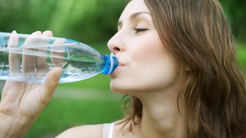 Пить больше или меньше? Врачи развеяли мифы о потреблении воды при коронавирусе