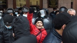 Протестующие заблокировали здание правительства в Ереване