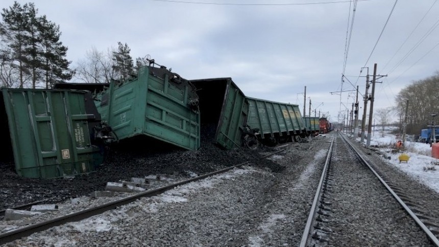 Поезд сошел с рельс фото