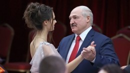 В сети обсуждают видео танца Лукашенко с юной незнакомкой