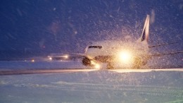 В Якутии самолет приземлился в сугроб из-за непогоды