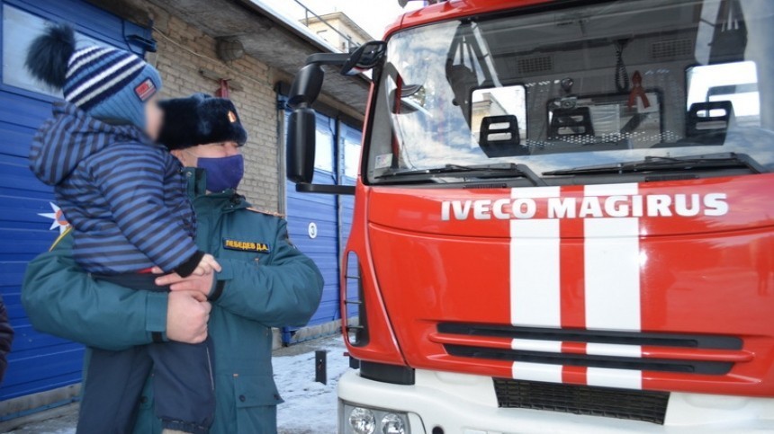 Спасенного из-под завалов после взрыва газа Ваню Фокина поздравили спасатели