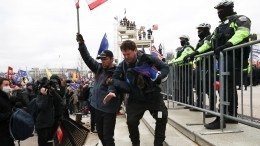 В сети появились видео нападения протестующих в Вашингтоне на журналистов