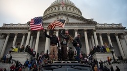 Нацгвардейцы дежурят у Капитолия в США после беспорядков — видео