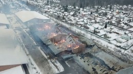 Видео полыхающего ангара на площади 8 тысяч квадратов с высоты птичьего полета