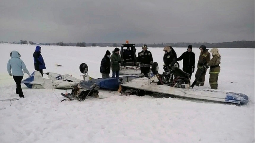 Три человека погибли при крушении легкомоторного самолета в Ленобласти