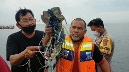 Пассажирский самолет индонезийской компании упал в воду, найдены его обломки