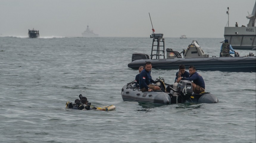 Черные ящики с разбившегося индонезийского самолета нашли в Яванском море