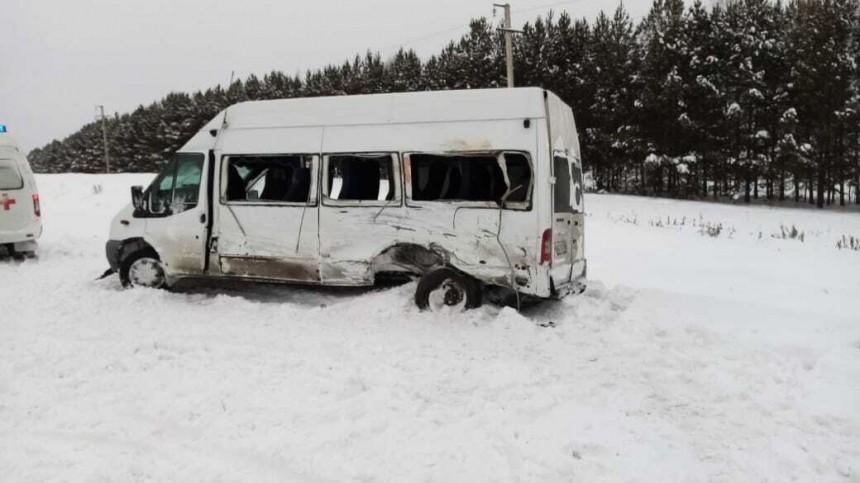 Женщина и ребенок погибли при столкновении двух автобусов в Башкирии