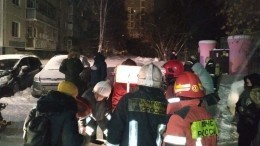 Видео: Тело погибшего в пожаре в екатеринбургской многоэтажке лежит у подъезда (18+)