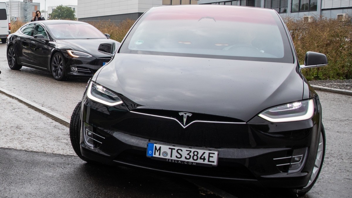 Видео: Автомобиль Tesla распознал «человека» на безлюдном кладбище