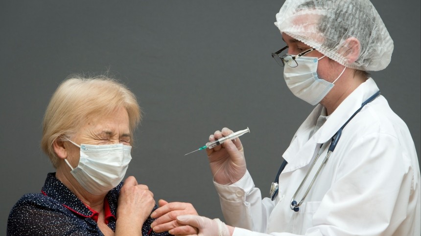 «Всех поголовно»: вирусолог выступил за принудительную вакцинацию от COVID-19
