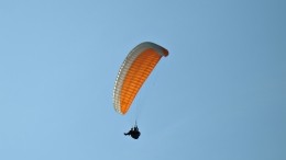 Петербургский парашютист прыгнул с многоэтажки в Рыбацком на обледенелую Неву