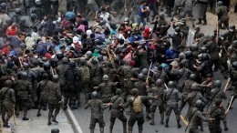 Нелегалы из Гондураса ввязались в драку с полицейскими на границе