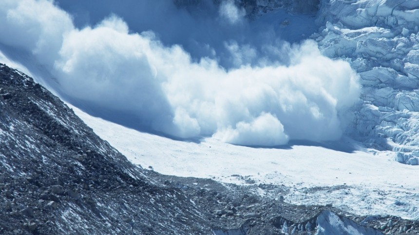 Сход лавины произошел на горнолыжную трассу в КЧР