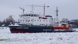 Ледокол разогнал рыбаков на Финском заливе — видео