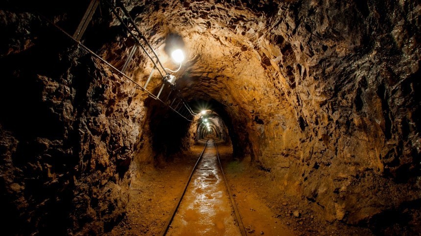 Двое горняков погибли при обрушении на шахте в Кузбассе