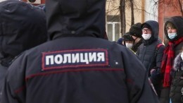 Участники несанкционированной акции в Москве бросают в полицейских бутылки