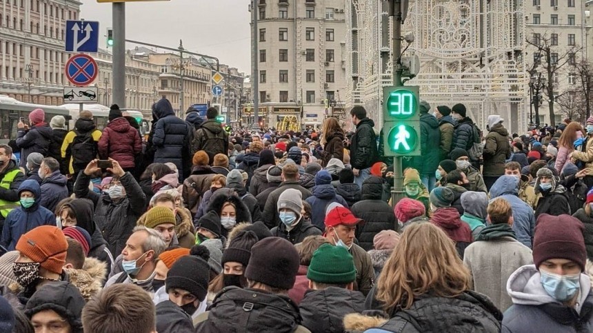 Около четырех тысяч человек вышли на незаконную акцию в Москве