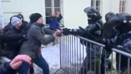 Протестующий швырнул ограждение в силовика на незаконной акции в Москве