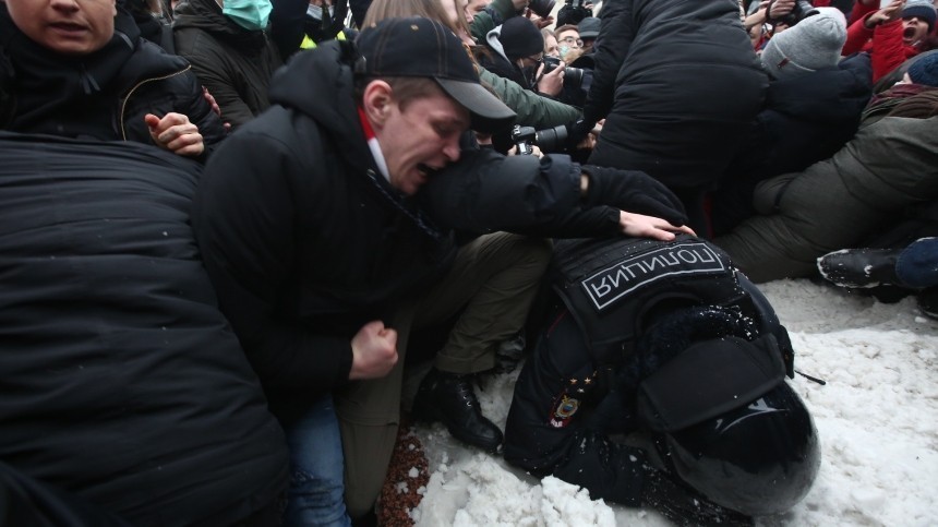 Нападение объяснить. Нападение на полицейских в Москве. Политический протест. Погромы митинги Россия.