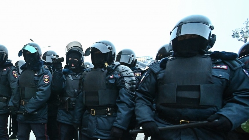 Полицейские извинились перед женщиной, пострадавшей на незаконной акции в Петербурге