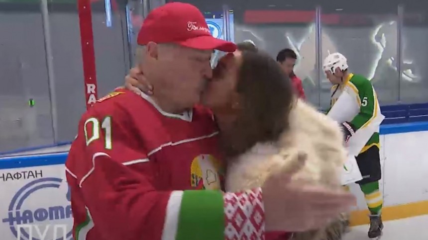 «Родненький батька!» — фанатка поцеловала в губы Александра Лукашенко — видео