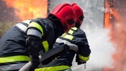 Огненное видео: подмосковные пожарные вошли в горящий дом и эффектно погасили пламя