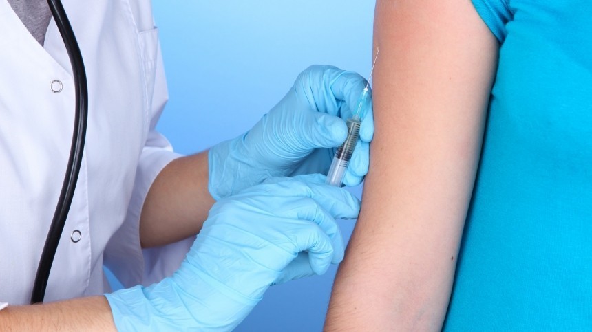 Эпидемиолог оценил риск вакцинации для бессимптомных носителей COVID-19