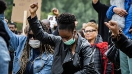Толпы протестующих голландцев устроили погромы и драки с полицией