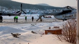 Вертолет зацепил хвостовой балкой здание под Красноярском — видео