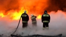 Слышны хлопки: топливозаправщик полыхает на северо-западе Москвы — видео