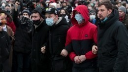 Видео: В Москве напали на участника незаконной акции за критику Навального