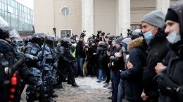 Участники незаконной акции атаковали такси в центре Москвы — видео