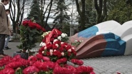 Владимир Путин возложил цветы к могиле Бориса Ельцина — видео