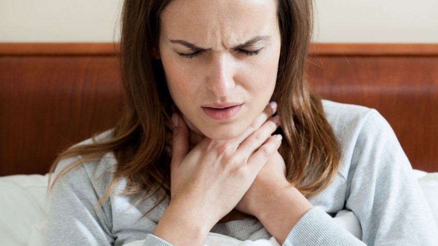 Отчего болит горло по утрам? — объясняет отоларинголог