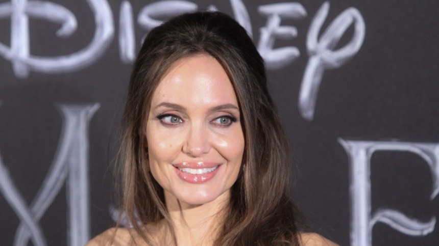 Сын Анджелины Джоли общается с друзьями на русском языке