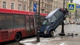 В Петербурге автобус «загнал» иномарку на столб — видео