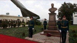 Памятник погибшему российскому летчику Роману Филипову открыли в Хмеймиме