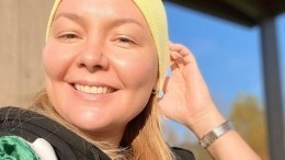 Звезда Comedy Woman Морозова прикрыла грудь холодцом с зеленью — фото