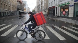Столкновение доставщика еды на велосипеде с авто в Петербурге попало на видео