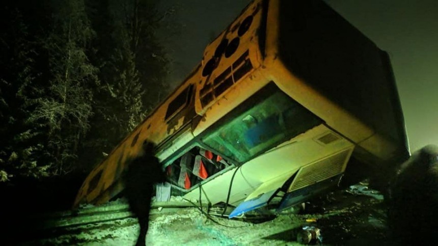 Автобус с детьми съехал в кювет по дороге с горнолыжного курорта в Пермь — жесткие кадры