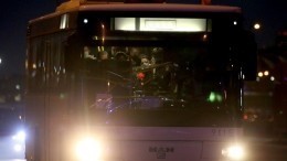 Сторонники Навального едва не разгромили автобус в Петербурге — видео