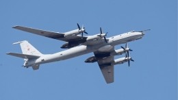 Военный самолет Ту-142 совершил аварийную посадку с отказавшим двигателем