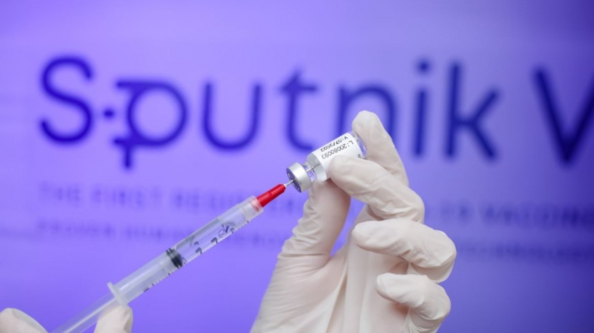 Макрон: Российские вакцины помогут победить пандемию COVID-19