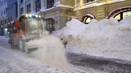 Рухнувшие крыши и перебои с транспортом: Последствия мощного снегопада в Москве