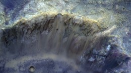 «Роскосмос» опубликовал цветное фото марсианского кратера