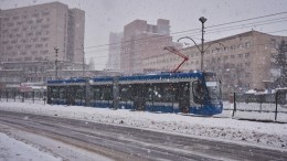 Опасный вираж: в Челябинске трамвай протащил пассажира по земле