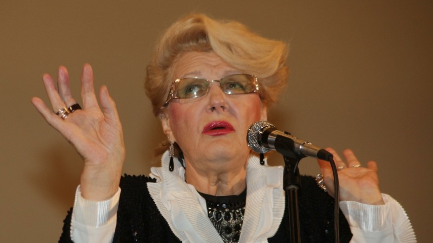 «Все неуклюже!» — 85-летняя Дружинина научила Корчевникова вставать на мостик