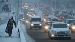 Из-за метели Петербург встал во многокилометровых пробках